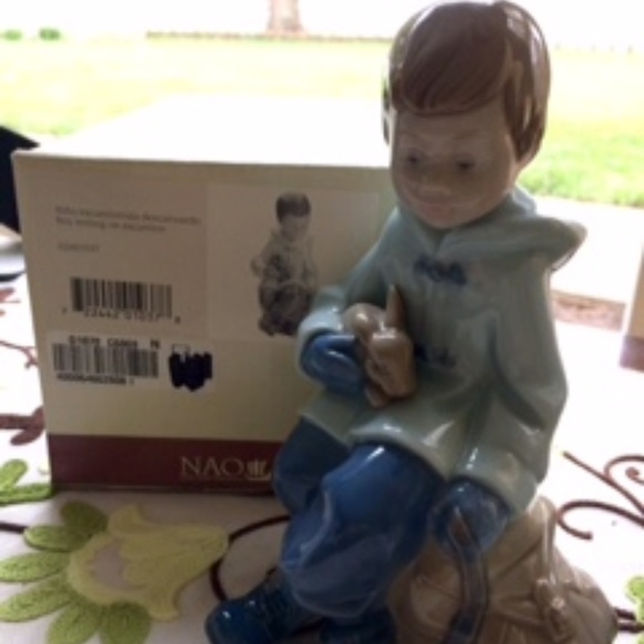 Lladro NAO Boy Resting on Excursion - Picture 3 of 4